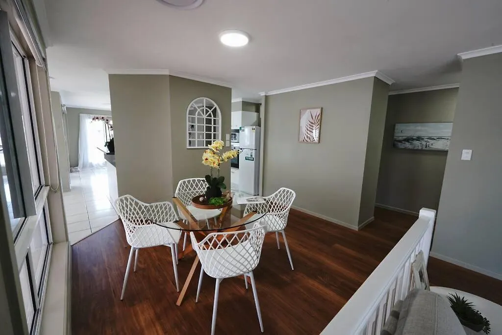 Apartment Waterfront Holiday Home Banksia Beach