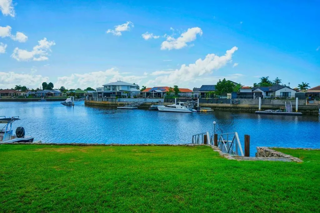 Waterfront Holiday Home Banksia Beach Apartment