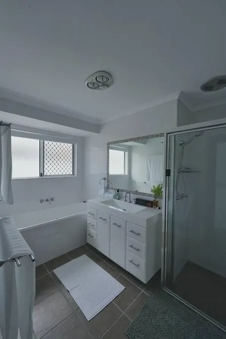 Waterfront Holiday Home Banksia Beach