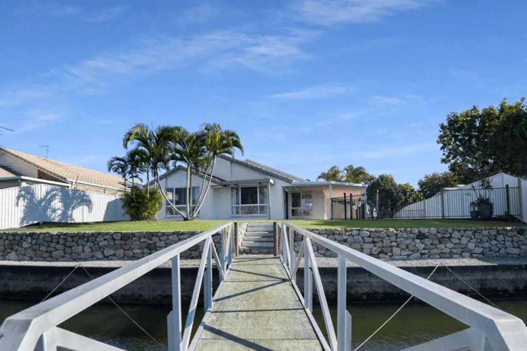 Waterfront Holiday Home Banksia Beach