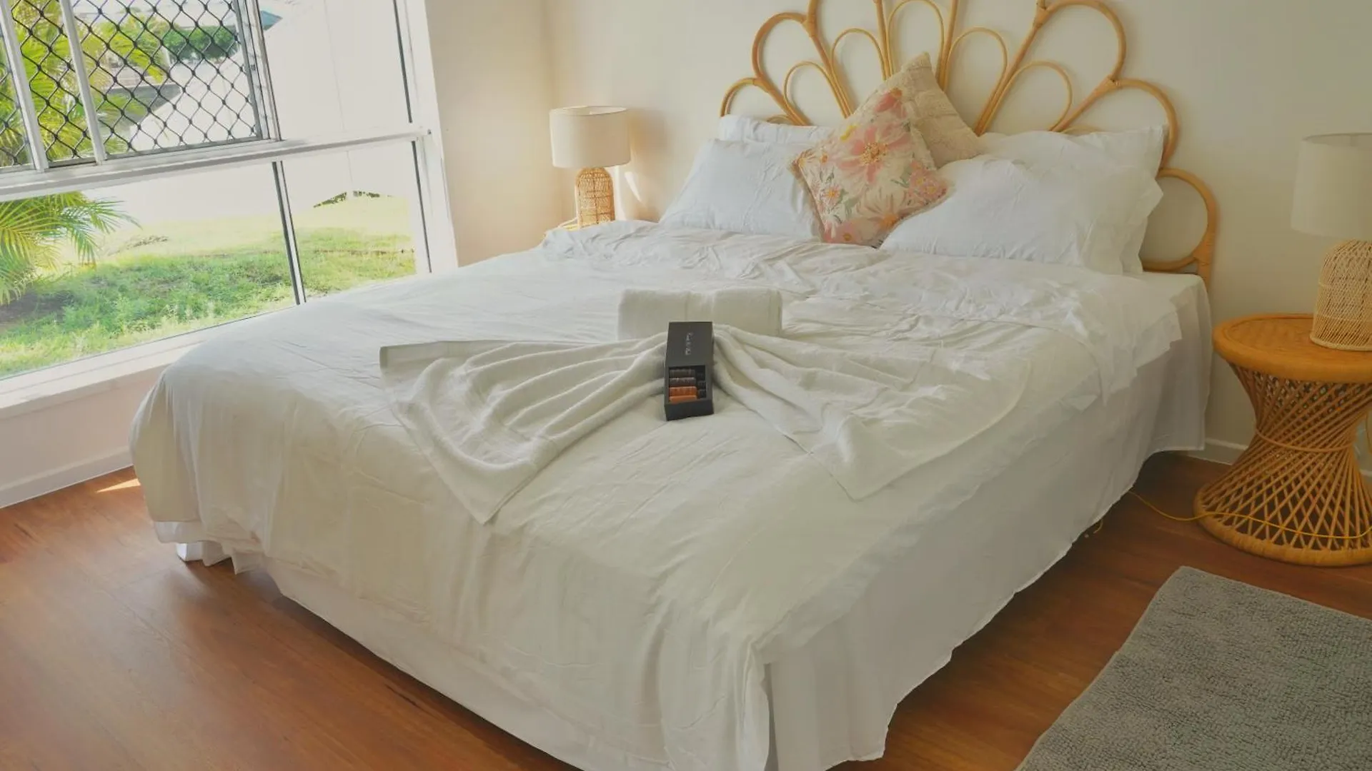 Waterfront Holiday Home Banksia Beach Apartment