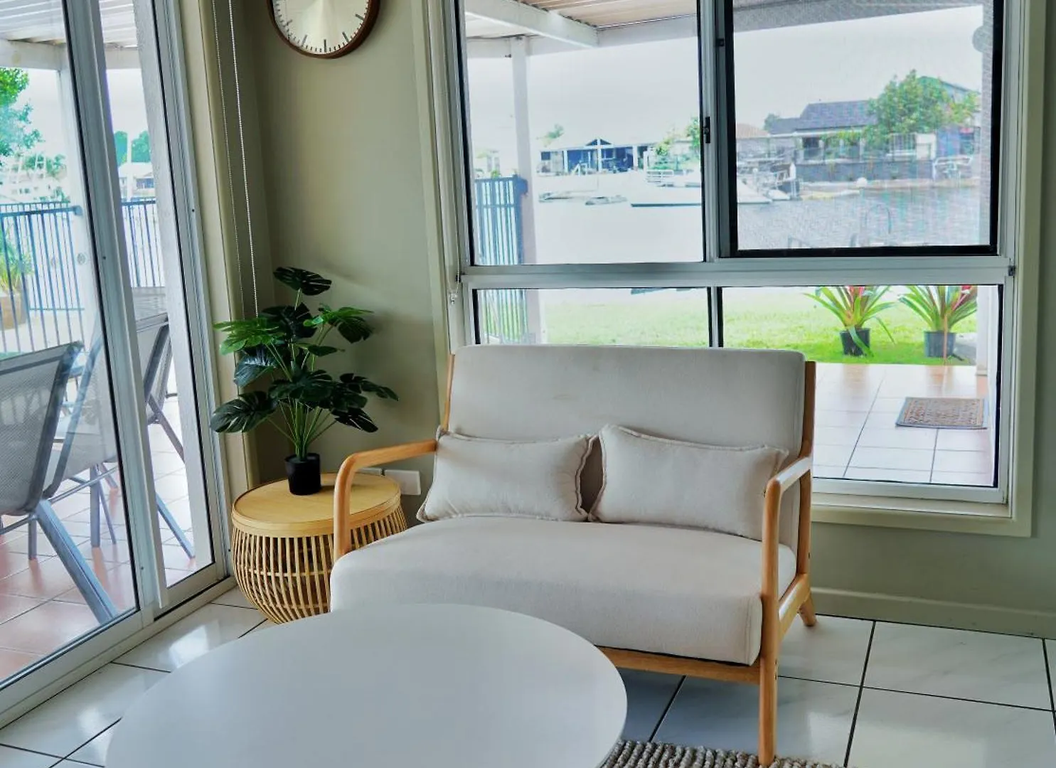 Apartment Waterfront Holiday Home Banksia Beach
